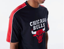 Carica l'immagine nel visualizzatore di Gallery, T-SHIRT NEW ERA CON BANDA ROSSA E TORO CENTRALE