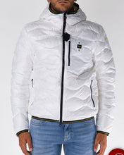 Carica l'immagine nel visualizzatore di Gallery, GIUBBINO BLAUER UOMO PIUMINO ONDA LUCIDO STEMMA NERO E SCRITTA GIALLO FLUO