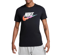 Carica l'immagine nel visualizzatore di Gallery, T-SHIRT NIKE UNISEX COTONE CON LOGO CENTRALE E BAFFO COLORATO STAMPATO