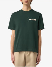 Carica l'immagine nel visualizzatore di Gallery, T-SHIRT JACQUEMUS TARGHETTA CON SCRITTA LATO CUORE