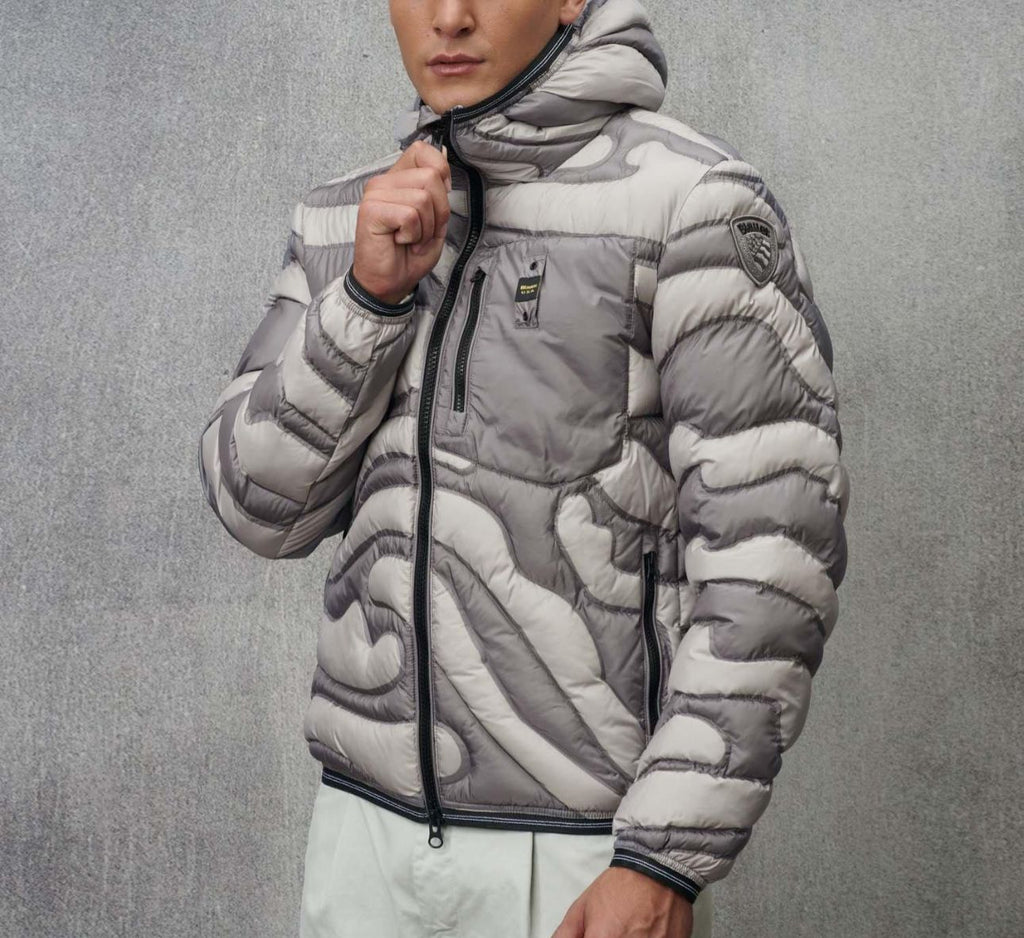 GIUBBINO BLAUER UOMO PIUMINO LINEE ASTRATTE GRIGIO CHIARO-SCURO LOGO GRIGIO MANICA
