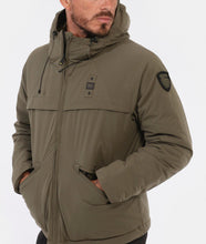 Carica l'immagine nel visualizzatore di Gallery, GIUBBINO BLAUER UOMO PIUMINO LISCIO CON CAPPUCIO TASCHE TRASVERSALI LOGO BRACCIO VERDE MILITARE