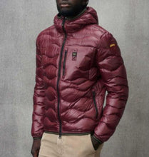 Carica l'immagine nel visualizzatore di Gallery, GIUBBINO BLAUER UOMO PIUMINO ONDA LUCIDO STEMMA NERO E SCRITTA GIALLO FLUO