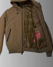 Carica l'immagine nel visualizzatore di Gallery, GIUBBINO BLAUER UOMO PIUMINO LISCIO CON POLSINI , CAPPUCCIO E LOGO BRACCIO VERDE MILITARE