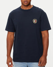 Carica l'immagine nel visualizzatore di Gallery, T-SHIRT TOMMY HILFIGER CON LOGO LATO CUORE CON CORONA DI ALLORO ORO CUCITA