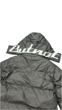 Carica l'immagine nel visualizzatore di Gallery, GIUBBINO BUTNOT UOMO PIUMINO CON SCRITTA CAPPUCCIO REMOVIBILE