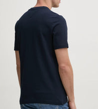 Carica l'immagine nel visualizzatore di Gallery, T-SHIRT TOMMY HILFIGER CON BANDIERE CUCITE CENTRALI