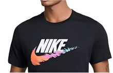 Carica l'immagine nel visualizzatore di Gallery, T-SHIRT NIKE UNISEX COTONE CON LOGO CENTRALE E BAFFO COLORATO STAMPATO