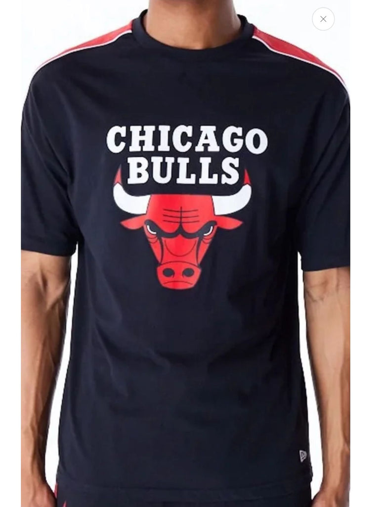 T-SHIRT NEW ERA CON BANDA ROSSA E TORO CENTRALE