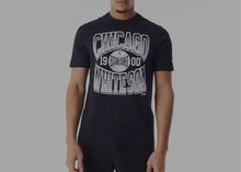 Carica l'immagine nel visualizzatore di Gallery, T-SHIRT NEW ERA CON SCRITTA CHICAGO GRANDE CENTRALE