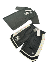 Carica l'immagine nel visualizzatore di Gallery, COMPLETO NEW ERA CON LOGO E PANTALONE SBUCATO