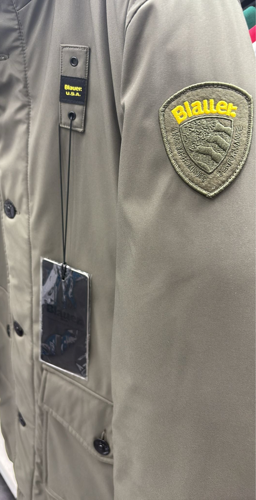 GIUBBINO BLAUER UOMO LUNGO CON CERNIERA E BOTTONI , GIROCOLLO , E LOGO BRACCIO SCRITTA GIALLA