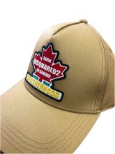 Carica l'immagine nel visualizzatore di Gallery, BERRETTO DSQUARED CON FOFLIA GRANDE ROSSA E SCRITTA COLORATA