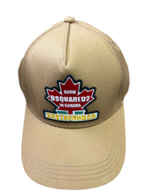 Carica l'immagine nel visualizzatore di Gallery, BERRETTO DSQUARED CON FOFLIA GRANDE ROSSA E SCRITTA COLORATA