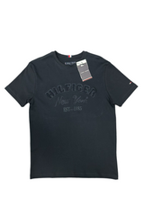 Carica l'immagine nel visualizzatore di Gallery, T-SHIRT TOMMY HILFIGER SCRITTA CENTRALE E DATA CENTRALE