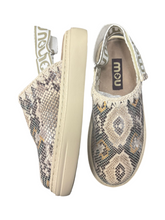 Carica l'immagine nel visualizzatore di Gallery, CIABATTA MOU CHIUSA CON MOLLA