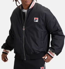 Carica l'immagine nel visualizzatore di Gallery, GIUBBINO FILA UOMO ANTIVENTO  TERGHETTA CON LOGO CUCITA LATO CUORE E COLLO BIANCO E ROSSO