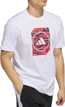 Carica l'immagine nel visualizzatore di Gallery, T-SHIRT ADIDAS UOMO COTONE CON QUADRATO MILITARE ROSSO SCRITTA BIANCA