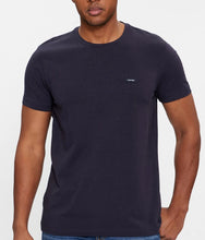 Carica l'immagine nel visualizzatore di Gallery, T-SHIRT CALVIN KLEIN CON TARGHETTA LATO CUORE