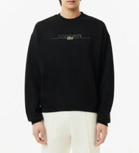 Carica l'immagine nel visualizzatore di Gallery, FELPA LACOSTE UOMO COTONE , GIROCOLLO, CON SCRITTA CENTRALE TRATTEGGIATA CUCITA E COCCODRILLO CENTRALE