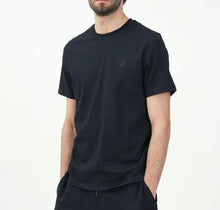 Carica l'immagine nel visualizzatore di Gallery, T-SHIRT LYLE & SCOTT BASIC LOGO NERO SU NERO