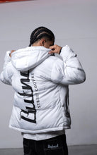 Carica l'immagine nel visualizzatore di Gallery, GIUBBINO BUTNOT UOMO PIUMINO CON SCRITTA LUNGO SCHIENA E CAPPUCCIO