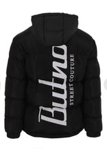 Carica l'immagine nel visualizzatore di Gallery, GIUBBINO BUTNOT UOMO PIUMINO CON SCRITTA LUNGO SCHIENA E CAPPUCCIO