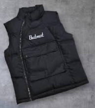 Carica l'immagine nel visualizzatore di Gallery, SMANICATO BUTNOT UOMO PIUMINO CON SCRITTA LATO CUORE CERNIERA TRASVERSALE