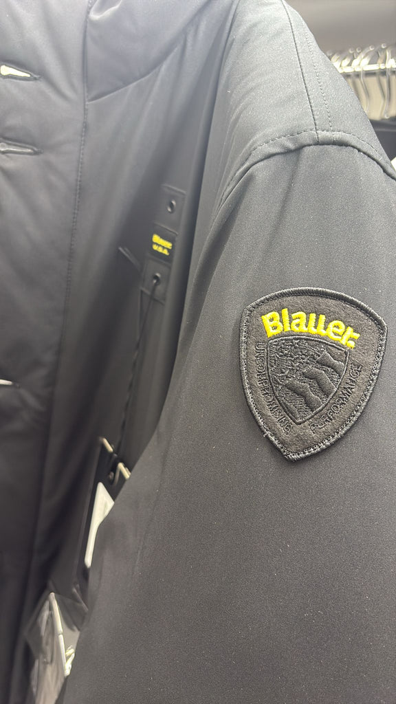 GIUBBINO BLAUER UOMO  LUNGO CON CERNIERA E BOTTONI , GIROCOLLO , E LOGO BRACCIO GIALLO-NERO