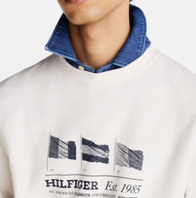 Carica l'immagine nel visualizzatore di Gallery, FELPA TOMMY HILFIGER UOMO COTONE CON BANDIERE E SCRITTA CENTRALE STAMPATE