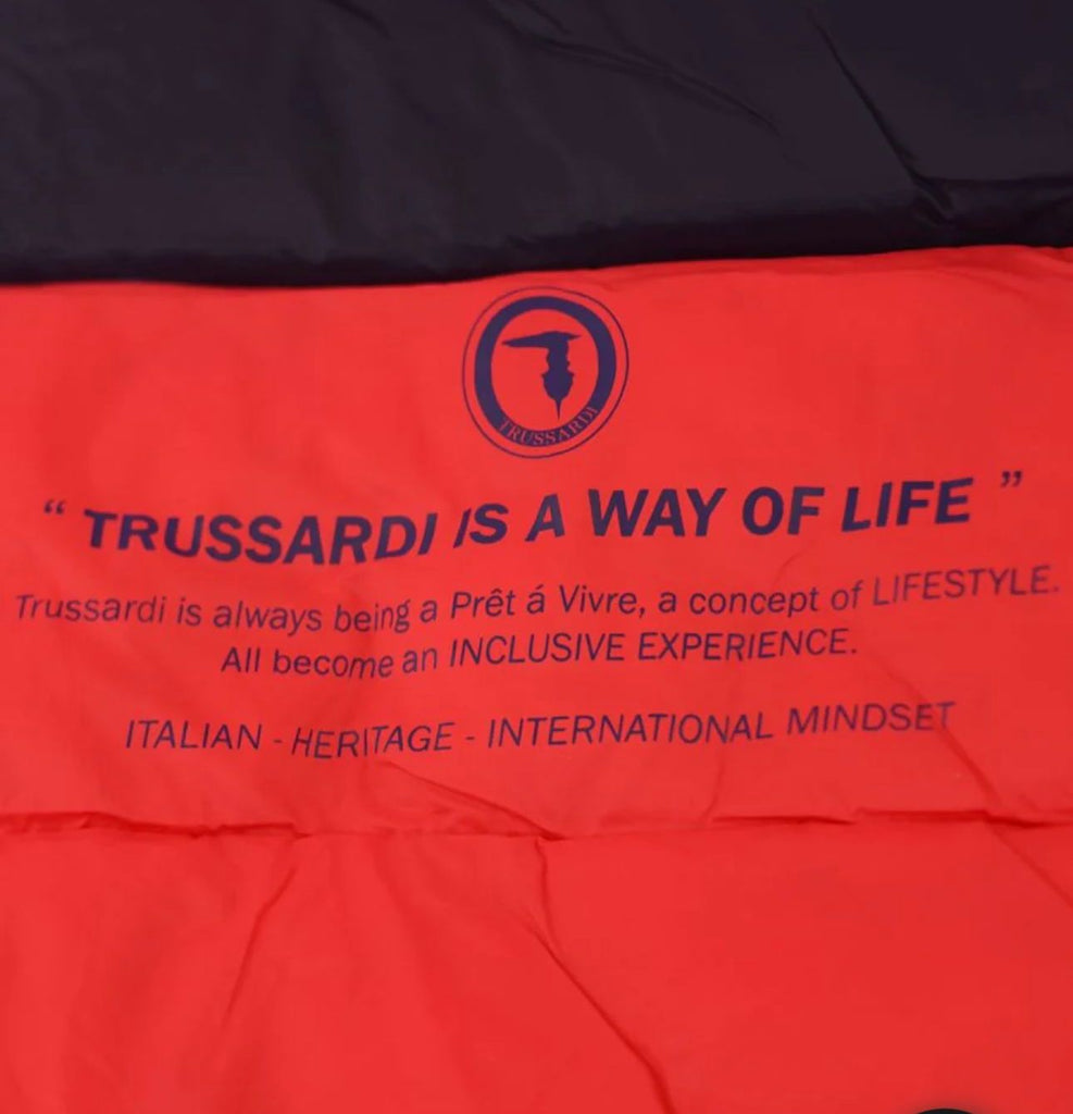 GIUBBINO TRUSSARDI BIMBO PIUMINO CON STRISCIA BLU E LOGO RETRO