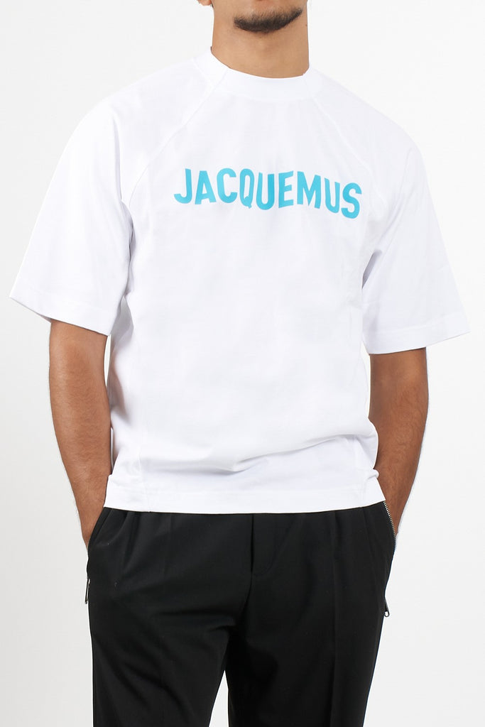 T-SHIRT JACQUEMUS SCRITTA CENTRALE GRANDE CELESTE