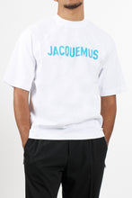 Carica l'immagine nel visualizzatore di Gallery, T-SHIRT JACQUEMUS SCRITTA CENTRALE GRANDE CELESTE