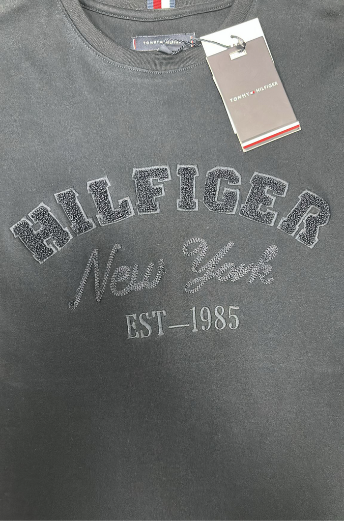 T-SHIRT TOMMY HILFIGER SCRITTA CENTRALE E DATA CENTRALE