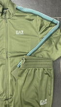 Carica l&#39;immagine nel visualizzatore di Gallery, TUTA COMPLETA EA7 UOMO ACETATA GIROCOLLO CON BANDE SULLE SPALLE E LOGO LATO CUORE