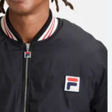 Carica l&#39;immagine nel visualizzatore di Gallery, GIUBBINO FILA UOMO ANTIVENTO  TERGHETTA CON LOGO CUCITA LATO CUORE E COLLO BIANCO E ROSSO