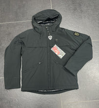 Carica l&#39;immagine nel visualizzatore di Gallery, GIUBBINO BLAUER UOMO PIUMINO LISCIO CON CAPPUCIO TASCHE TRASVERSALI LOGO BRACCIO VERDE MILITARE