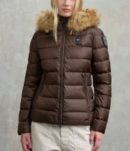 Carica l'immagine nel visualizzatore di Gallery, GIUBBINO BLAUER CON PELLICCIA E LOGO BRILLANTINATO