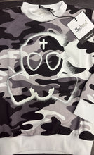 Carica l'immagine nel visualizzatore di Gallery, FELPA BUTNOT BAMBINO FELPATA CON TESCHIO CENTRALE E STAMPA MILITARE