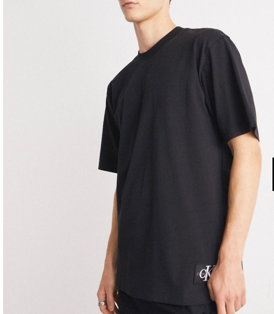 T-SHIRT CALVIN KLEIN CON TARGHETTA SUL FIANCO CUCITO