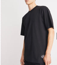 Carica l'immagine nel visualizzatore di Gallery, T-SHIRT CALVIN KLEIN CON TARGHETTA SUL FIANCO CUCITO