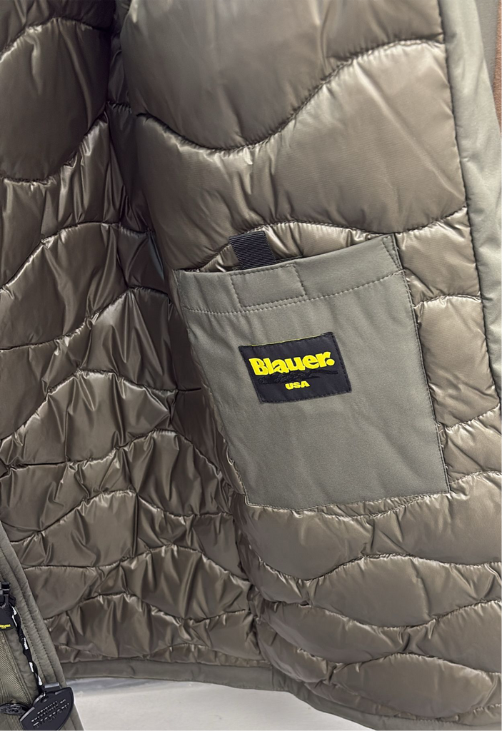 GIUBBINO BLAUER UOMO LUNGO CON CERNIERA E BOTTONI , GIROCOLLO , E LOGO BRACCIO SCRITTA GIALLA