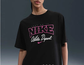T-SHIRT NIKE CON SCRITTA ROSA