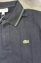 Carica l&#39;immagine nel visualizzatore di Gallery, POLO LACOSTE UOMO COTONE , BORDO COLLO E MANICA VERDE E LOGO LATO CUORE CUCITO