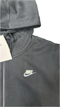 Carica l&#39;immagine nel visualizzatore di Gallery, TUTA COMPLETA NIKE UNISEX  FELPATA CON CAPPUCCIO, ZIP E BAFFO  GRIGIO LATO CUORE