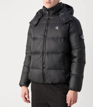 Carica l&#39;immagine nel visualizzatore di Gallery, GIUBBINO CALVIN KLEIN UOMO PIUMINO INIZIALI PICCOLE LATO CUORE E TARGHETTA MANICA CUCITA