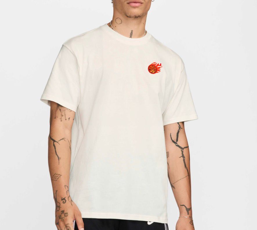 T-SHIRT NIKE CON LOGO PALLA INFUOCATA LATO CUORE E SCRITTA E DISEGNO RETRO