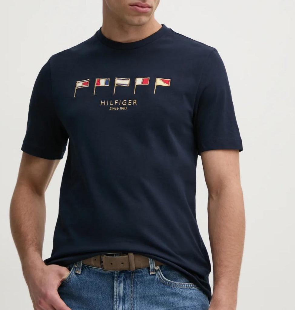 T-SHIRT TOMMY HILFIGER CON BANDIERE CUCITE CENTRALI