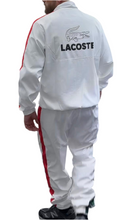 Carica l&#39;immagine nel visualizzatore di Gallery, TUTA COMPLETA LACOSTE UNISEX MICROFIBRA CON BANDE LATERALI COLORATE E LOGO GRANDE RETRO