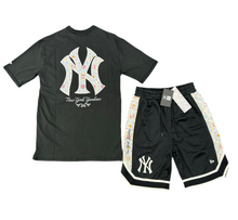 Carica l&#39;immagine nel visualizzatore di Gallery, COMPLETO NEW ERA CON LOGO E PANTALONE SBUCATO